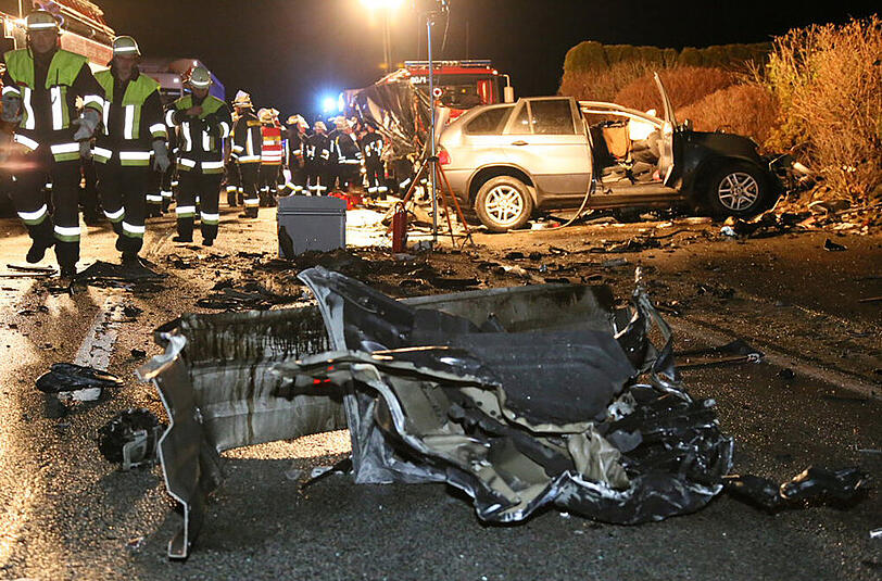 Der BMW wurde bei dem Zusammenprall mit dem Lkw regelrecht zerfetzt.
