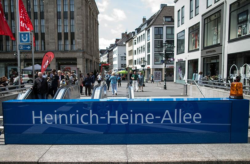 Ein Eingang zur U-Bahn-Station Heinrich-Heine-Allee in der Altstadt von Düsseldorf.