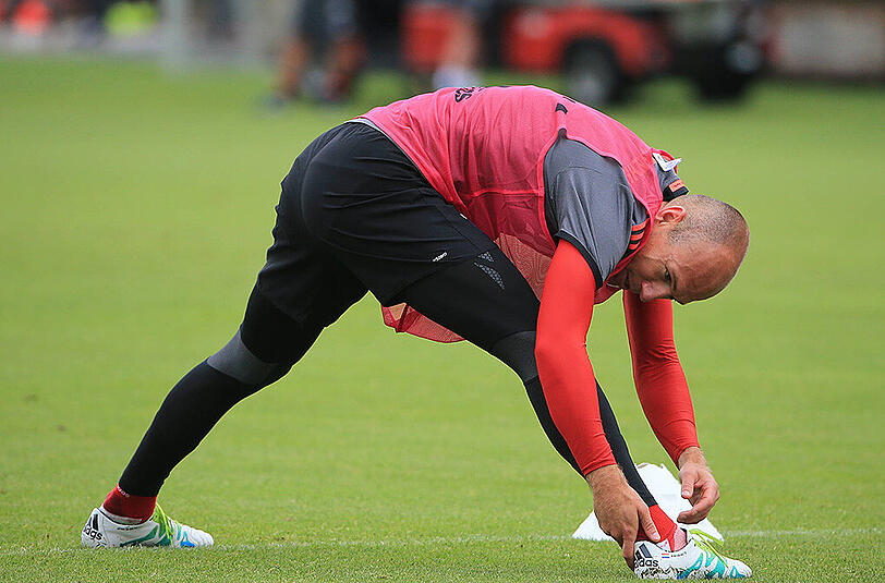 Arjen Robben dehnt sich während des Trainings.