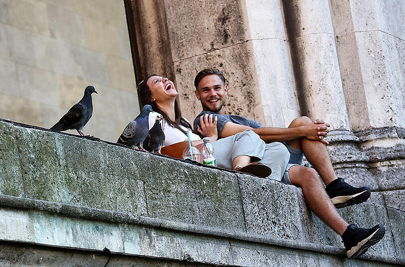 Schöner Flirtplatz an der Feldherrnhalle &ndash; und die Tauben gucken zu. Hier erfahren Sie, wie Sie das Sommerwochenende optimal nutzen.