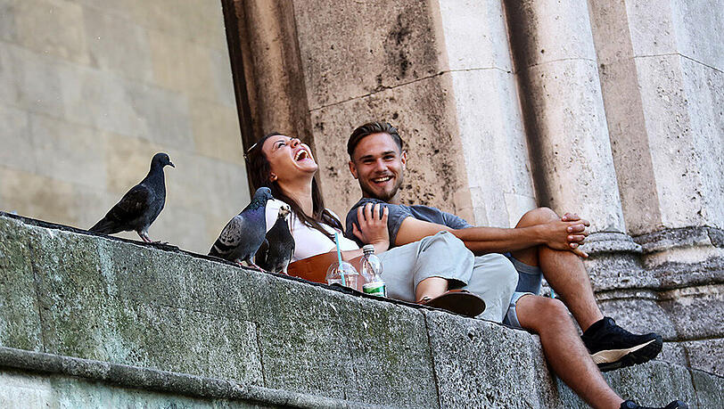 Schöner Flirtplatz an der Feldherrnhalle – und die Tauben gucken zu. Hier erfahren Sie, wie Sie das Sommerwochenende optimal nutzen. Schöner Flirtplatz an der Feldherrnhalle – und die Tauben gucken zu. Hier erfahren Sie, wie Sie das Sommerwochenende optimal nutzen.
