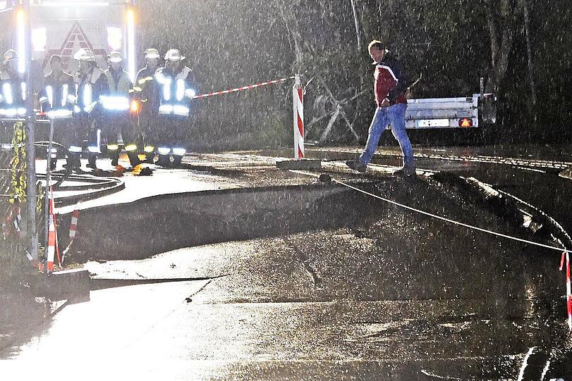 Polizei und Feuerwehr sicherten die Fahrbahnabsenkung in der Lindenstraße.