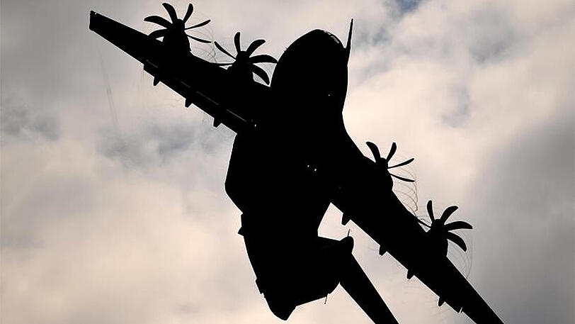 Wegen des Pannenfliegers A400M fordern Deutschland und andere Staaten von Airbus Schadenersatz.