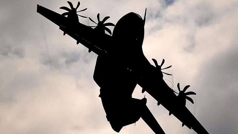 Wegen des Pannenfliegers A400M fordern Deutschland und andere Staaten von Airbus Schadenersatz. Wegen des Pannenfliegers A400M fordern Deutschland und andere Staaten von Airbus Schadenersatz.