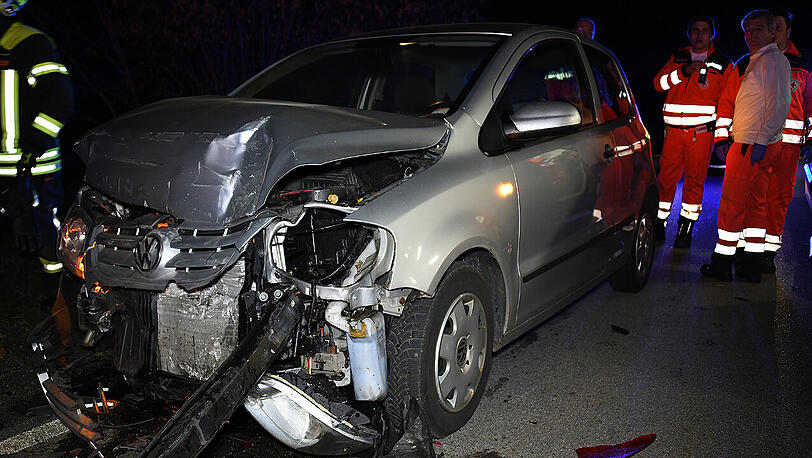 Bei dem Unfall entstand ein Sachschaden in fünfstelliger Höhe, vier Menschen wurden verletzt.