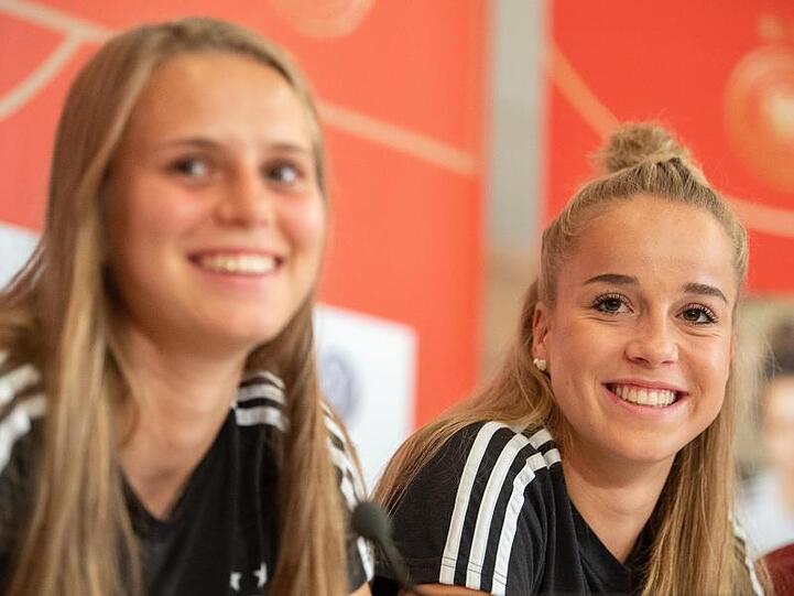 Klara Bühl (l) und Giulia Gwinn zeigen sich bei der Pressekonferenz im Teamhotel gut gelaunt.