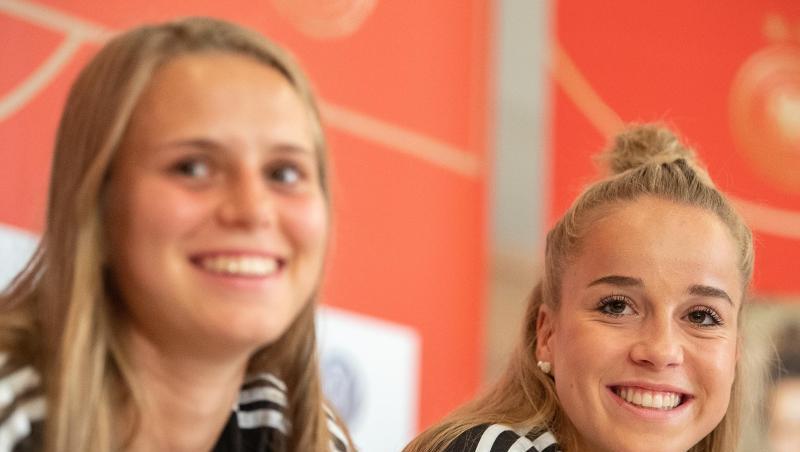 Klara Bühl (l) und Giulia Gwinn zeigen sich bei der Pressekonferenz im Teamhotel gut gelaunt. Klara Bühl (l) und Giulia Gwinn zeigen sich bei der Pressekonferenz im Teamhotel gut gelaunt.