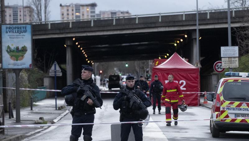 Polizisten sichern nach der Messerattacke den Tatort in Villejuif südlich von Paris. Polizisten sichern nach der Messerattacke den Tatort in Villejuif südlich von Paris.
