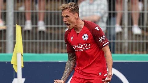 Bielefelds Jacob Laursen feiert seinen Treffer zum 1:0.