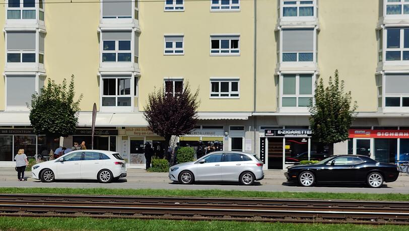 In der Kreillerstraße hat die Polizei vier Personen festgesetzt – möglicherweise besteht ein Zusammenhang mit der Aktion am Bosch-Werk. In der Kreillerstraße hat die Polizei vier Personen festgesetzt – möglicherweise besteht ein Zusammenhang mit der Aktion am Bosch-Werk.