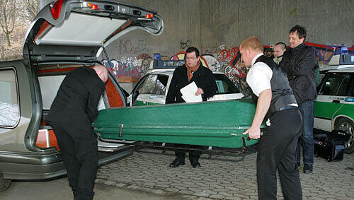Bestatter bergen die Leiche von Fritz B. Sie trieb im Wöhrder See und wurde gestern von Polizeibeamten entdeckt. Bestatter bergen die Leiche von Fritz B. Sie trieb im Wöhrder See und wurde gestern von Polizeibeamten entdeckt.