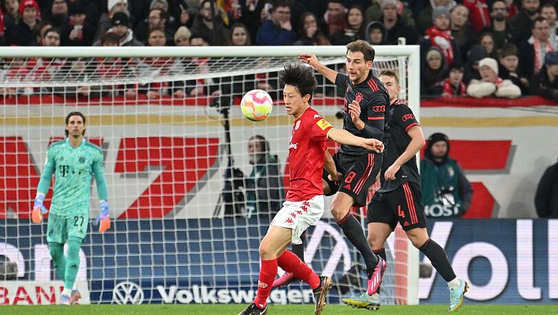 Der Mainzer Jae-Sung Lee und der Münchner Leon Goretzka im Zweikampf.