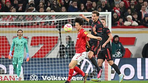 Der Mainzer Jae-Sung Lee und der Münchner Leon Goretzka im Zweikampf.