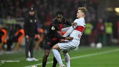 Leverkusens Jeremie Frimpong (l) im Zweikampf mit Stuttgarts Maximilian Mittelstädt.