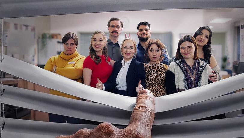 "Nine to Five - Das Amt" setzt das Comedy-Potenzial des deutschen Amtsalltags im Rahmen einer achtteiligen Mockumentary-Serie um. "Nine to Five - Das Amt" setzt das Comedy-Potenzial des deutschen Amtsalltags im Rahmen einer achtteiligen Mockumentary-Serie um.