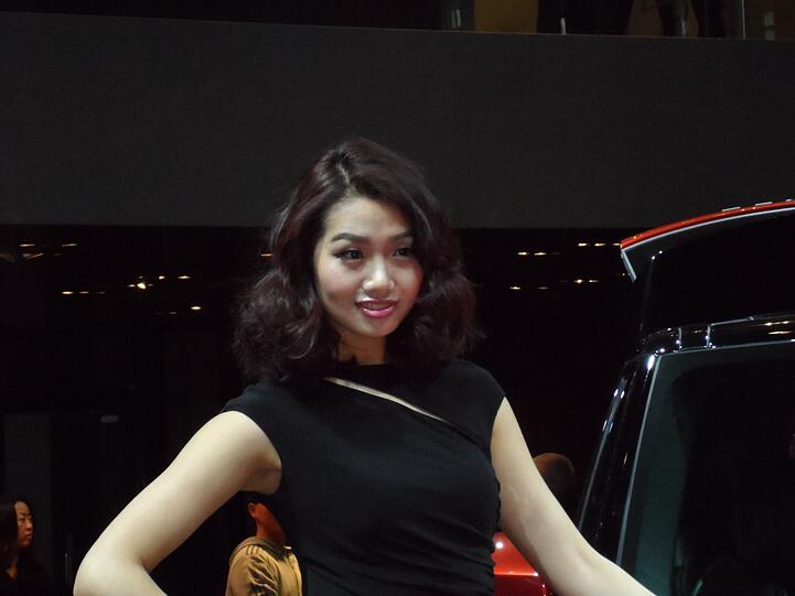 Schöne Frauen an neuen Autos: Eine nach wie vor unschlagbar attraktive Kombination - auch in Shanghai.