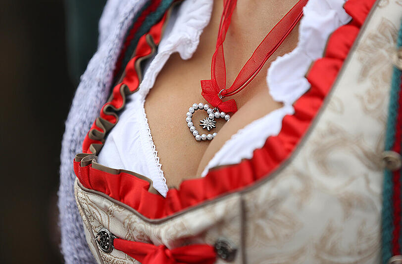 Das Dirndl-Dekolleté übt eine gewisse Anziehungskraft auf männliche Wiesn-Besucher aus. Manche können ihr nicht widerstehen.