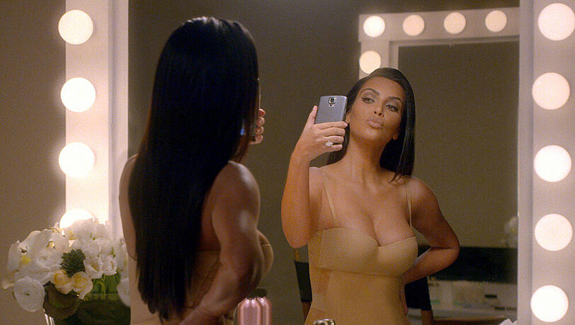 Kim Kardashian geht auch im Werbespot für T-Mobile ihrem Hobby nach: Selfies schießen Kim Kardashian geht auch im Werbespot für T-Mobile ihrem Hobby nach: Selfies schießen