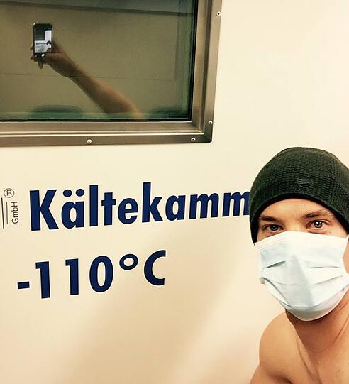 Bei der derzeitigen Hitze hat Manuel Neuer sein eigenes Alternativprogramm: 30 Sekunden bei minus 60 Grad, dann 3 Minuten bei minus 110 Grad. Celsius versteht sich... Der Gang in die Kältekammer ist ein Teil seiner Reha-Maßnahmen.