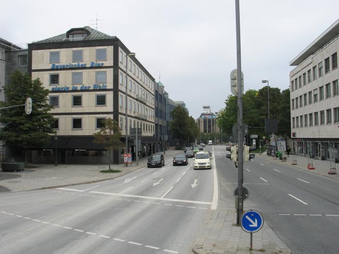 Überdimensionierte Verkehrsflächen wie hier am Oskar-von-Miller-Ring könnten zurückgebaut und bepflanzt werden.