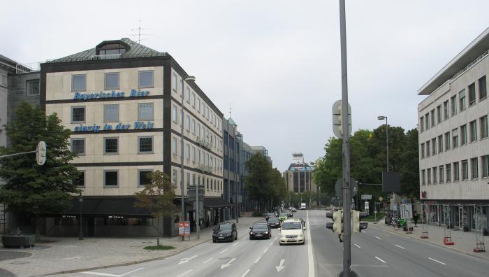 Überdimensionierte Verkehrsflächen wie hier am Oskar-von-Miller-Ring könnten zurückgebaut und bepflanzt werden.