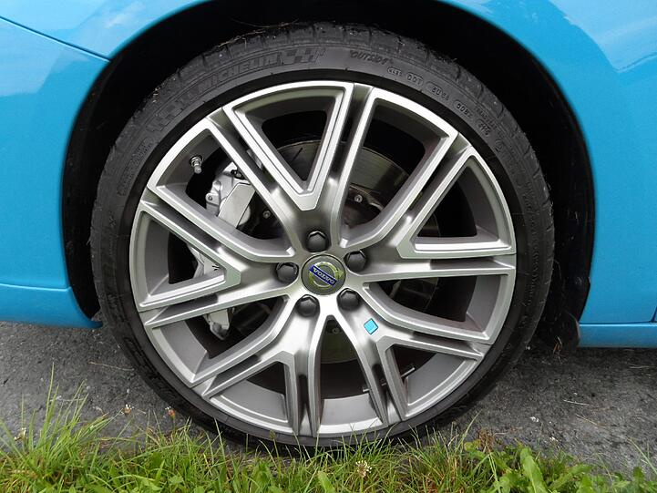 Hinter den 20 Zoll-Rädern mit Hochleistungsreifen sitzen massive Brembo-Bremsscheiben.