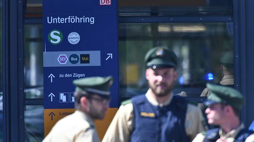 Polizisten am Tattag an der S-Bahnhaltestelle in Unterföhring.