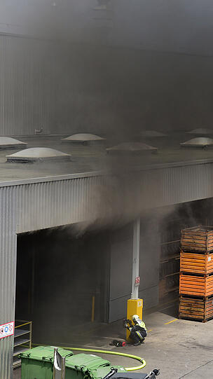 Bilder des Feuerwehreinsatzes am Landshuter BMW-Werk: Der Sachschaden wird auf über zwei Millionen Euro geschätzt.