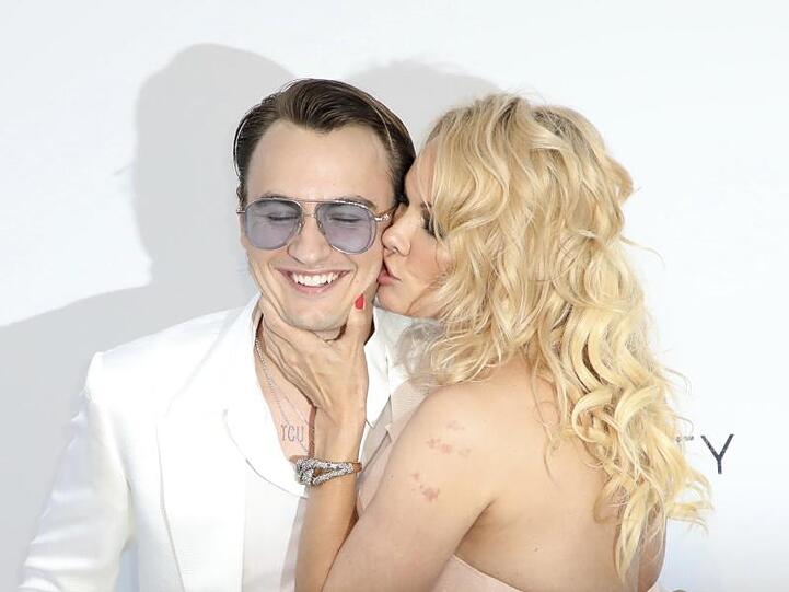 Ein Küsschen von der Mama: Pamela Anderson kommt mit ihrem Sohn Brandon Thomas Lee zur Aids-Gala.