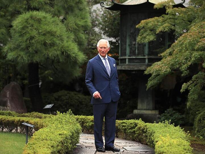 Nach der Inthronisierung von Kaiser Naruhito gönnt sich Prinz Charles eine Auszeit im Nezu Museum und den angeschlossenen Gärten.