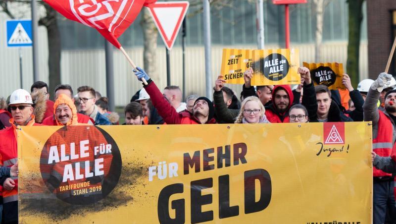 "Mehr Geld" - diese Forderung wurde in vielen Tarifrunden des Jahres 2018 erfüllt. "Mehr Geld" - diese Forderung wurde in vielen Tarifrunden des Jahres 2018 erfüllt.