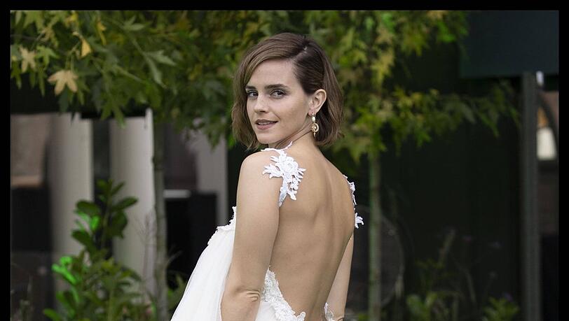 Upcycling-Vokuhila-Tüllkleid zur Schlaghose: Emma Watson. Upcycling-Vokuhila-Tüllkleid zur Schlaghose: Emma Watson.