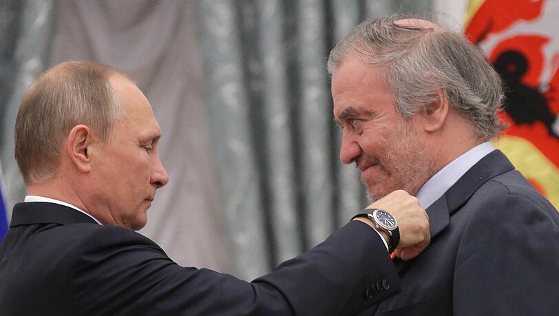 Putin ehrt Gergiev mit dem Nevski-Orden im Kreml. Putin ehrt Gergiev mit dem Nevski-Orden im Kreml.