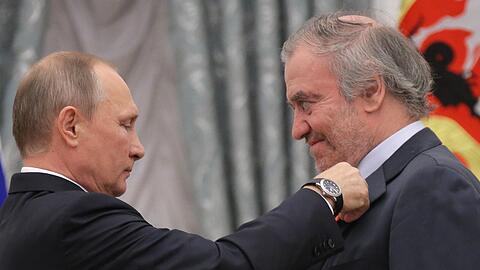 Putin ehrt Gergiev mit dem Nevski-Orden im Kreml.