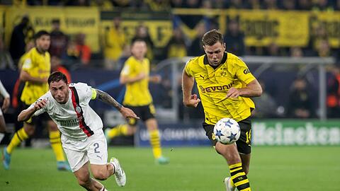 BVB-Torjäger Niclas Füllkrug (r) im Laufduell mit Milans Davide Calabria.