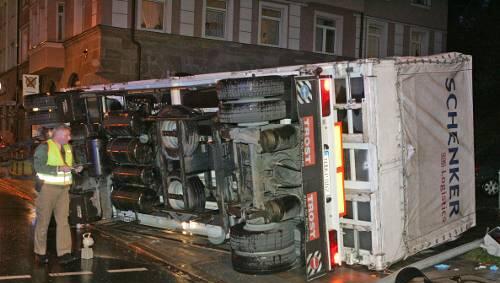 Der LKW knickte den Ampelmasten (rechts) um. Dieser begrub einen Fußgänger unter sich. Der LKW knickte den Ampelmasten (rechts) um. Dieser begrub einen Fußgänger unter sich.