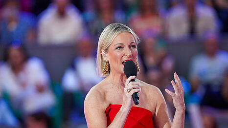 Wie tickt Monika Gruber fernab der Bühnen?