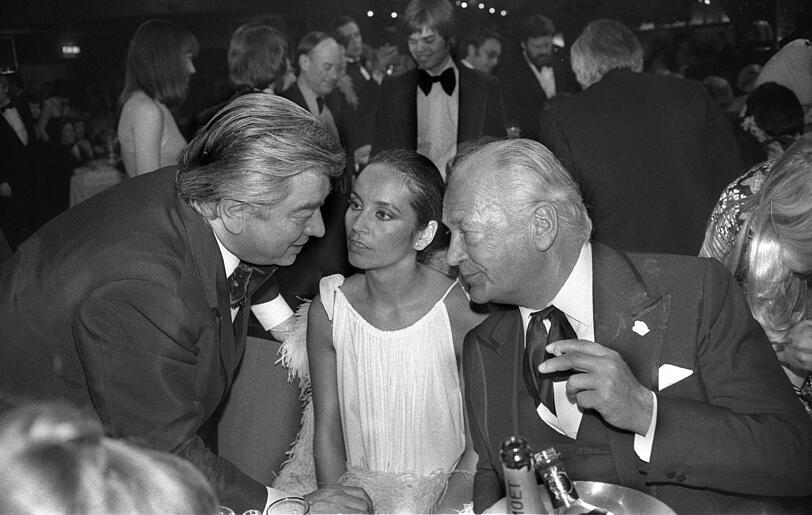 V. li.: Hannes Obermaier, schrieb unter dem Pseudonym Hunter seit 1952 in der Abendzeitung Deutschlands erste Klatschkolumne. Er gilt als erster und erfolgreichster Klatsch-Kolumnist Deutschlands. Hier 1977 auf dem Math&auml;ser Filmball mit Curd J&uuml;rgens.