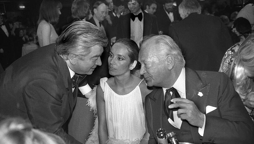 V. li.: Hannes Obermaier, schrieb unter dem Pseudonym Hunter seit 1952 in der Abendzeitung Deutschlands erste Klatschkolumne. Er gilt als erster und erfolgreichster Klatsch-Kolumnist Deutschlands. Hier 1977 auf dem Mathäser Filmball mit Curd Jürgens. V. li.: Hannes Obermaier, schrieb unter dem Pseudonym Hunter seit 1952 in der Abendzeitung Deutschlands erste Klatschkolumne. Er gilt als erster und erfolgreichster Klatsch-Kolumnist Deutschlands. Hier 1977 auf dem Mathäser Filmball mit Curd Jürgens.