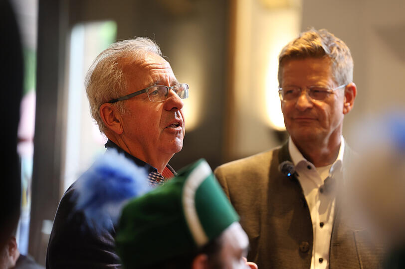 Wilhelm Schmid (l.) arbeitet schon seit 51 Jahren im Familienbetrieb. Sein Großvater hat die Fassfabrik Schmid 1914 gegründet. Auch er gratuliert Jürgen Lochbihler (r.) zum Jubiläum. Wilhelm Schmid (l.) arbeitet schon seit 51 Jahren im Familienbetrieb. Sein Großvater hat die Fassfabrik Schmid 1914 gegründet. Auch er gratuliert Jürgen Lochbihler (r.) zum Jubiläum.