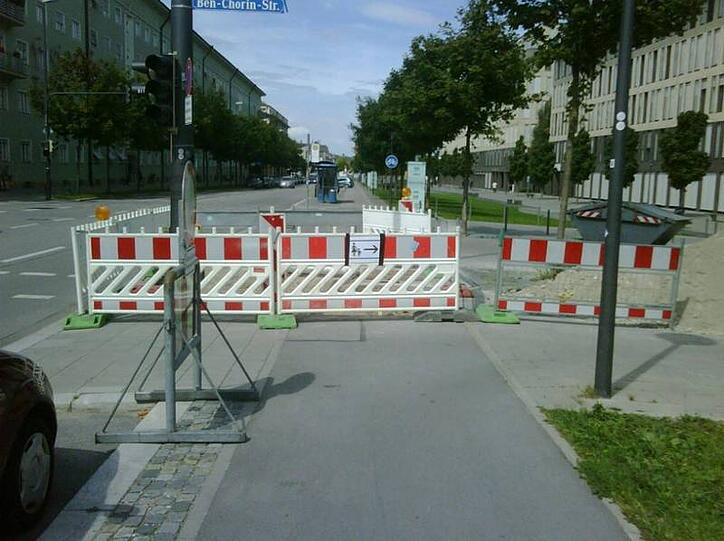 Ein Weg, der am Bauzaun unvermittelt endet. Wohl dem, der an der Ganghoferstraße langsam unterwegs ist.