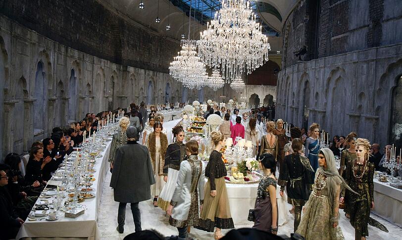 Models aus einer anderen Welt: Karl Lagerfeld hat am Dienstag seine neue &bdquo;Chanel Métiers d&rsquo;Art&ldquo;-Kollektion in Paris präsentiert - hier gibt's die besten Bilder.