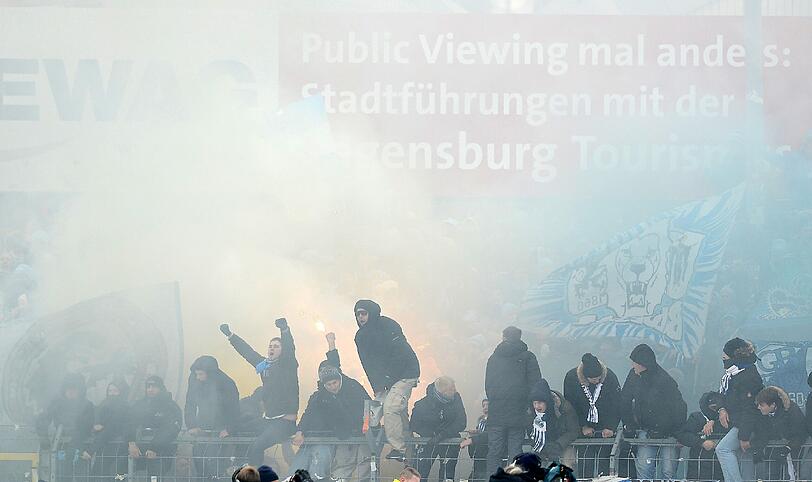 Unschöne Szenen in Regensburg. Aufgrund von Bengalos muss die Partie kurzzeitig unterbrochen werden. Aushilfs-Kapitän Daniel Bierofka muss den Fanblock beruhigen. Die Bilder zum durchklicken.