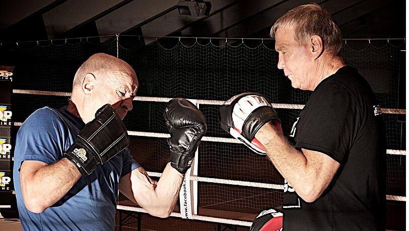 Hartmut Scherzer (links) bei der Pratzenarbeit mit Fritz Sdunek. Hartmut Scherzer (links) bei der Pratzenarbeit mit Fritz Sdunek.