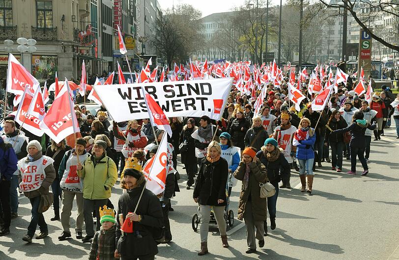 Wie hier in München, legten vielerorts in Bayern tausende öffentlich Bedienstste die Arbeit nieder und demonstrierten für mehr Lohn.