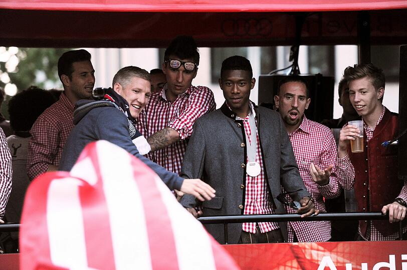 Die Bayern-Stars auf dem Weg zum Rathaus. So feiern die Stars bereits auf dem Weg vom Stadion in die Innenstadt. Die Bilder vom Fan-Truck.