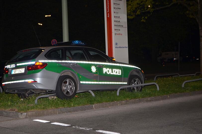 Bei der Verfolgungsjagd verlor der Fahrer dieses Polizeiautos die Kontrolle und knallte in einen Anti-Park-Bügel am Straßenrand.