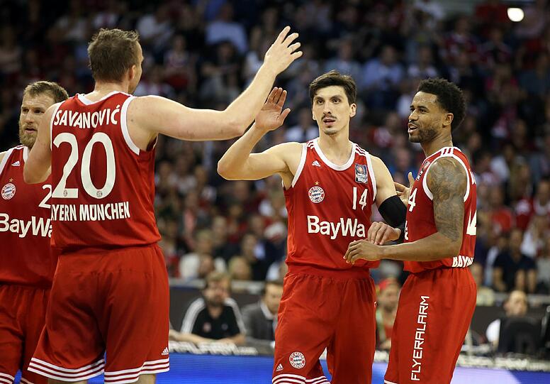 Arjen Robben als Glücksbringer: Die Bayern haben sich im zweiten Spiel gegen ALBA Berlin zurückgekämpft. Die Bilder.