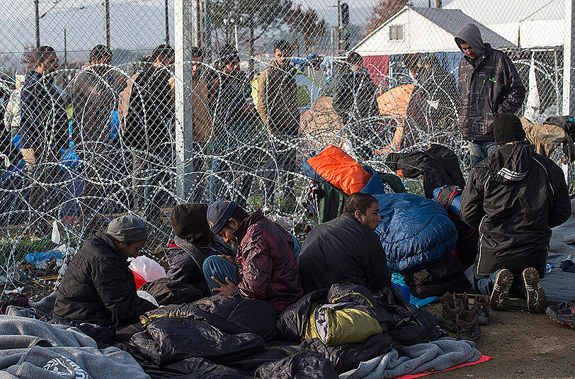 Polizei gegen Flüchtlinge: Die martialischen Szenen vor der griechisch-mazedonischen Grenze am Dienstag.