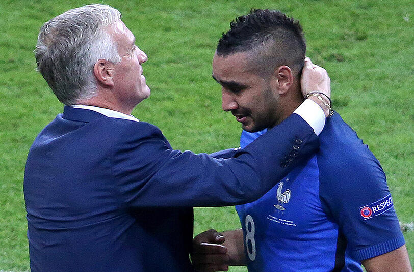 Frankreichs Coach Didier Deschamps (links) und Dimitri Payet bei dessen Auswechslung.